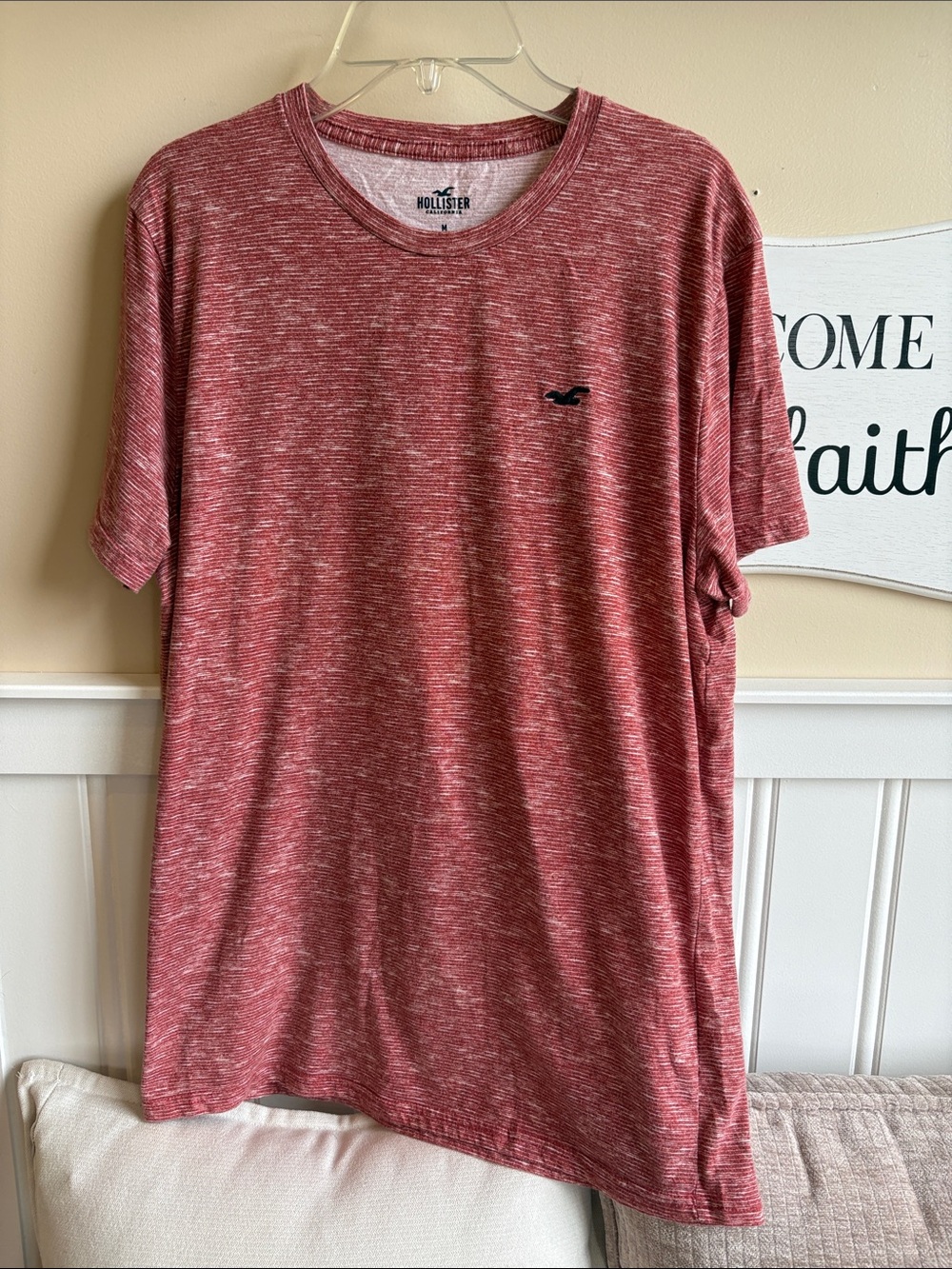 Hollister Men’s Heathered Red Short Sleeve Crewneck Tee